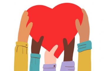 Cuore che viene strezzo da diverse mani in segno di amicizia