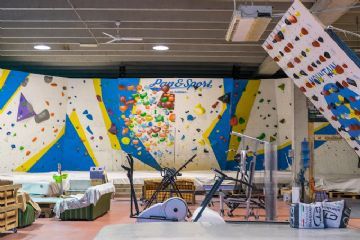 interno della palestra di arrampicata